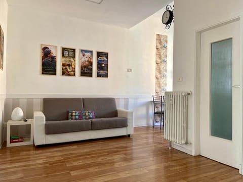 Casa Gomes central station charming apt & WI-FI Condo in Milan