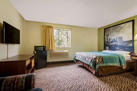 Super 8 by Wyndham Mentor/Cleveland Area Hotel in Willoughby
