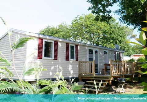 Camping Officiel Siblu Domaine de Dugny Campground/
RV Resort in Centre-Val de Loire