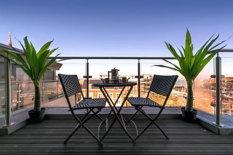 The Penthouse Margate, Balconies, Sea View, Gated Parking, Air Con! Condo in Margate