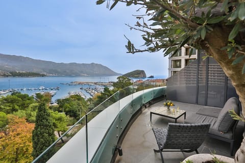 Natural landscape, Balcony/Terrace, Seating area, Sea view