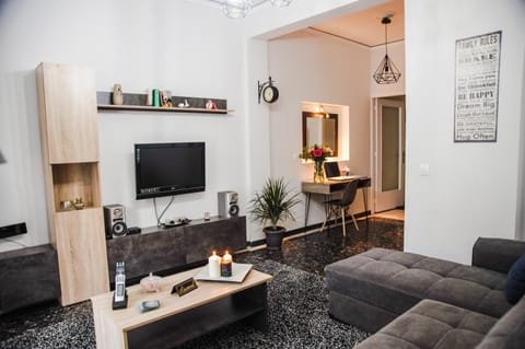 Communal lounge/ TV room, Living room, Seating area, Evening entertainment