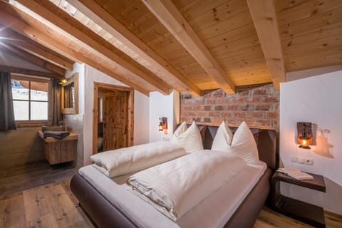 Shower, Toilet, Bed, Day, Bathroom, Photo of the whole room, Bedroom