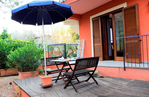 Patio, Day, Balcony/Terrace, Dining area