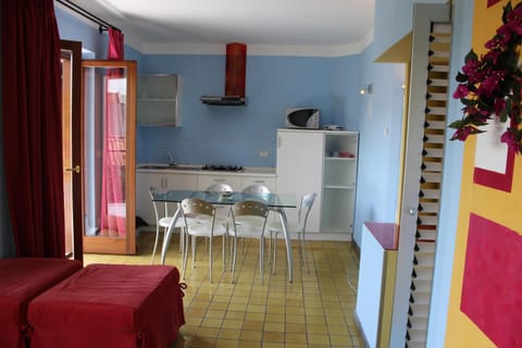 Kitchen or kitchenette, Seating area, pet friendly, stove