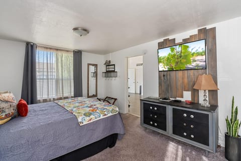Downtown Urban Flat - close to SMART Station House in Santa Rosa