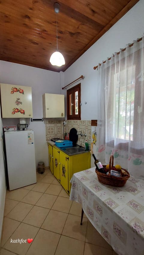 Kitchen or kitchenette, Dining area, stove