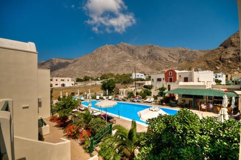 Day, Pool view