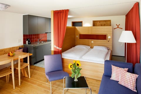 Coffee/tea facilities, Kitchen or kitchenette, Living room, Photo of the whole room, Seating area, Dining area, Bedroom