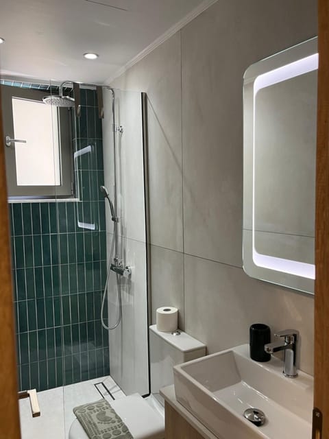 Shower, Toilet