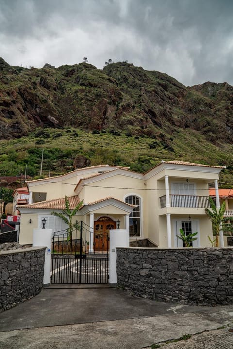 Mansion Almond - SEA, SUN and a charming refuge! Moradia in Madeira District