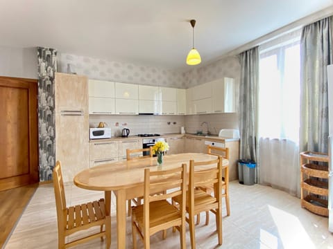 Kitchen or kitchenette, Seating area, Dining area, dishwasher, minibar, pet friendly, stove, toaster