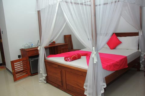 Maduranga n Guest Bed and Breakfast in Mirissa