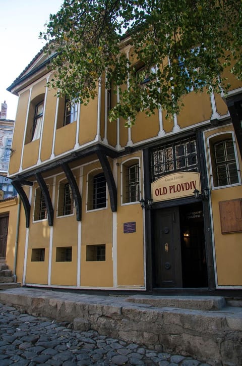 Facade/entrance, Autumn, Street view