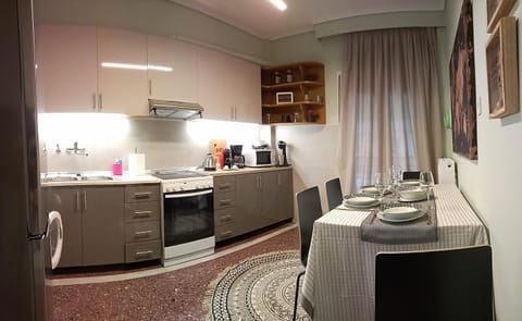 Kitchen or kitchenette, Dining area