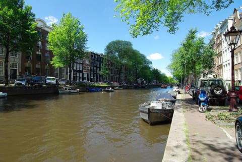 1637: Historic Canal View Suites Bed and Breakfast in Amsterdam