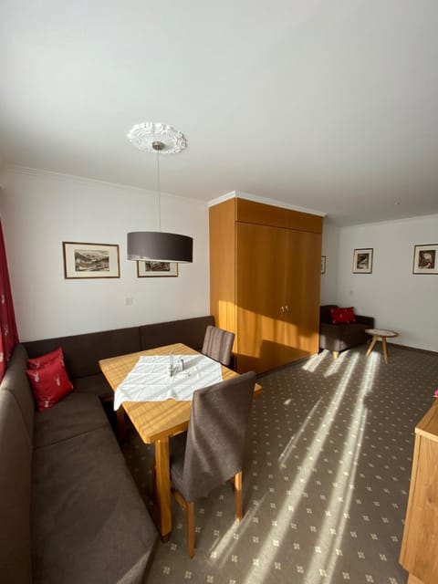 Living room, Decorative detail, Seating area, Dining area