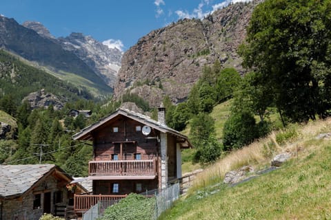 HelloChalet - Chalet Grené typical house with garden - 1km cabelcar Condo in Valtournenche