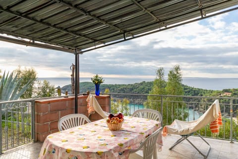 Property building, Balcony/Terrace, Living room