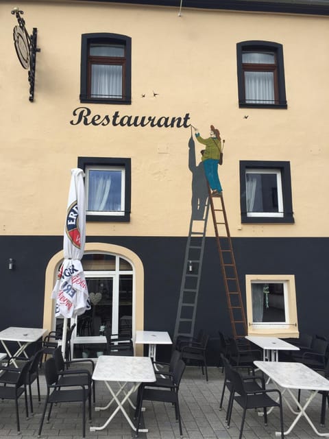 Beim Heines Hotel in Vulkaneifel