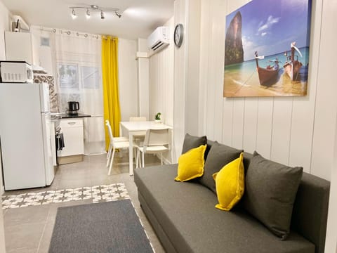 Cozy Suite apartment, WiFi! Apartment in Badalona