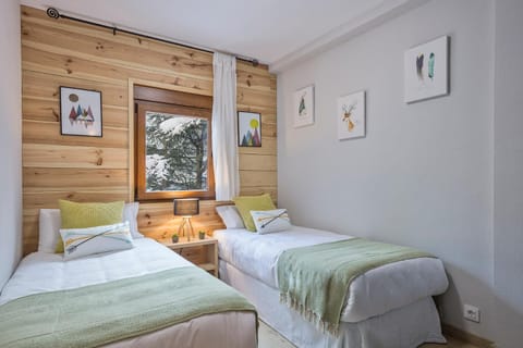 Bed, Photo of the whole room, Bedroom, Mountain view