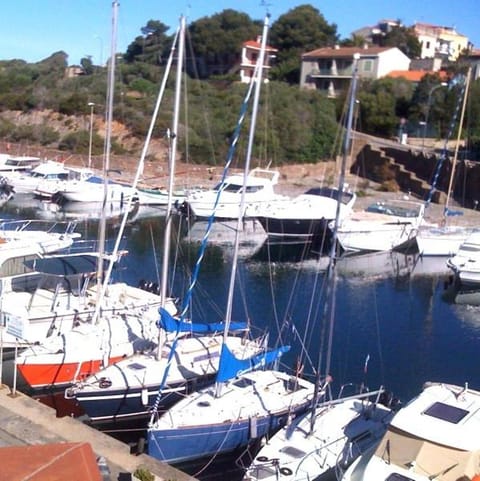 Facade/entrance, Neighbourhood, On site