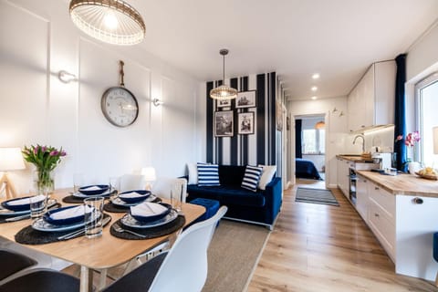 Coffee/tea facilities, Kitchen or kitchenette, Living room, Seating area, Dining area, microwave, air conditioner