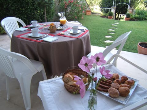 Chambres d'Hôtes Les Jardins de la Cathédrale Pousada com café da manhã (B&B) in Angoulême