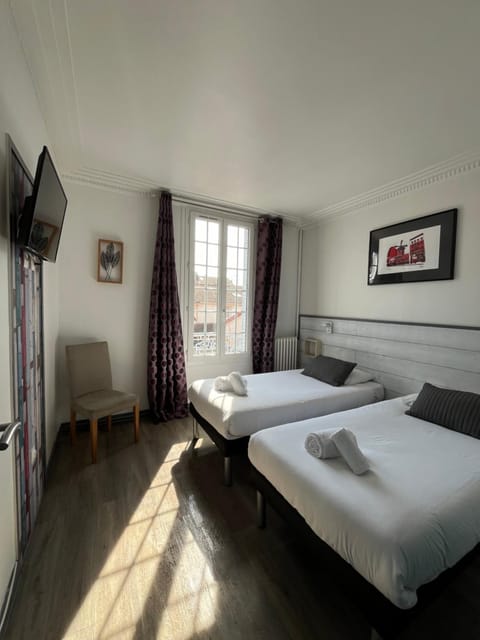 Bed, TV and multimedia, Photo of the whole room, Bedroom, towels