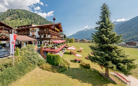 Property building, Natural landscape, Garden, Garden, Garden view, Mountain view