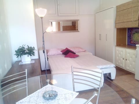 Day, Summer, Living room, Decorative detail, Dining area, On site, bunk bed