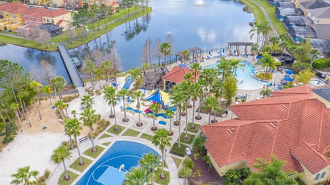 Disney Dream with Hot Tub, Pool, Xbox, Games Room, Lakeview, 10 min to Disney, Clubhouse House in Kissimmee