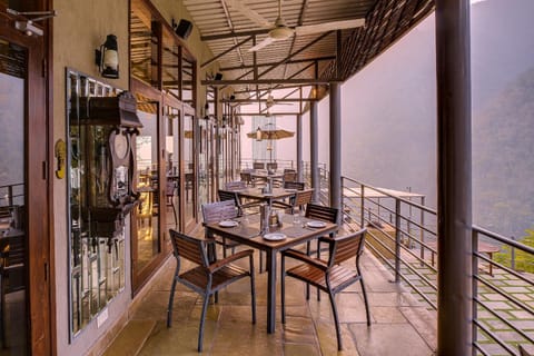 Restaurant/places to eat, Balcony/Terrace, Food and drinks, Mountain view, River view