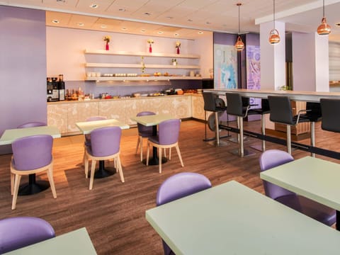 Lounge or bar, Breakfast