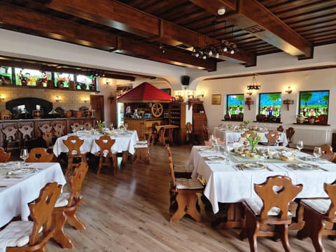 Restaurant/places to eat, Food and drinks, Banquet/Function facilities, Food, Drinks