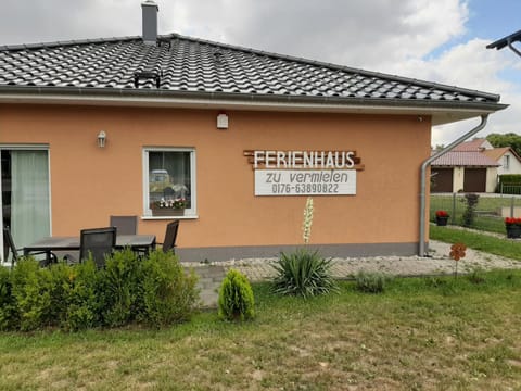 Property building, Facade/entrance, Neighbourhood, Garden