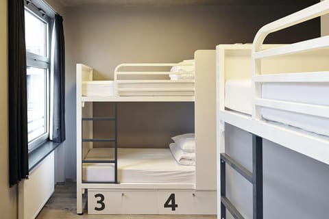 Bedroom, bunk bed