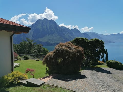 Facade/entrance, Garden, Balcony/Terrace, Lake view, Mountain view