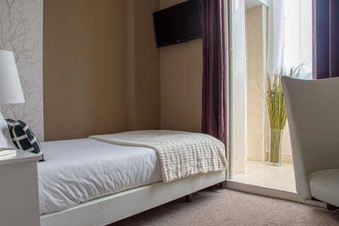 Bed, Photo of the whole room, Decorative detail, Bedroom