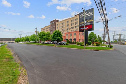 Hotel Executive Suites Hotel in Woodbridge Township