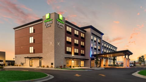 Holiday Inn Express & Suites Racine, an IHG Hotel Hotel in Mount Pleasant