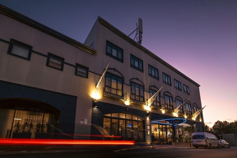 Facade/entrance, Night, Street view