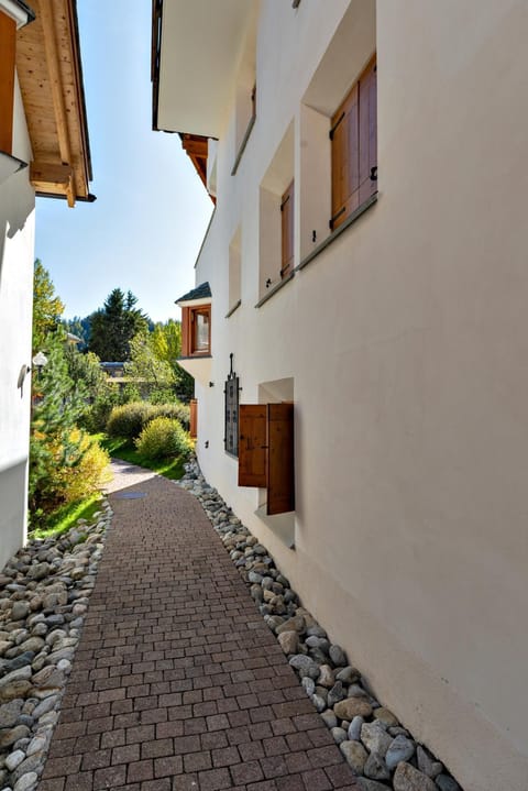 Facade/entrance, Neighbourhood