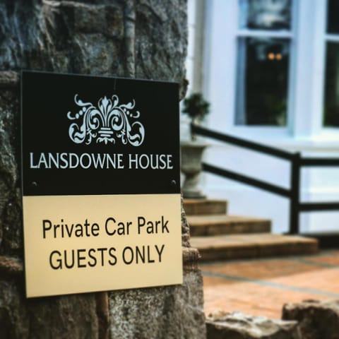 Lansdowne House with Private Car Park Hôtel in Llandudno