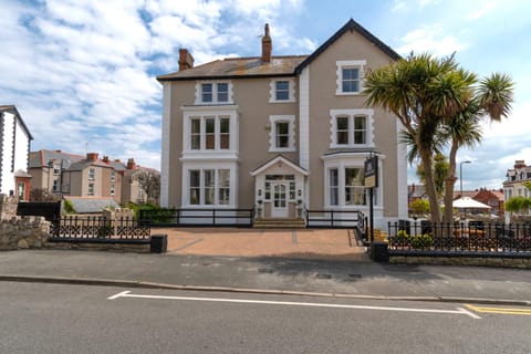 Lansdowne House with Private Car Park Hotel in Llandudno
