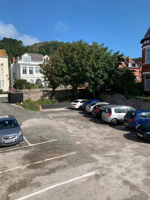 Lansdowne House with Private Car Park Hotel in Llandudno