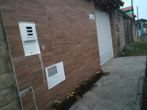 CASA TERREA PERUIBE 5 MIN DO CENTRO,LINDA VISTA, PRÓXIMO A TUDO. House in Peruíbe