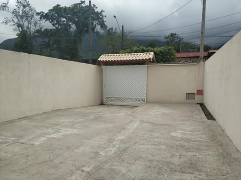 CASA TERREA PERUIBE 5 MIN DO CENTRO,LINDA VISTA, PRÓXIMO A TUDO. House in Peruíbe