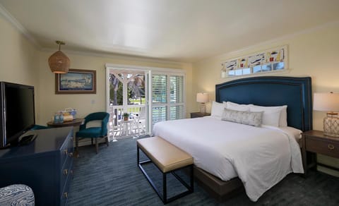 Bed, TV and multimedia, Bedroom